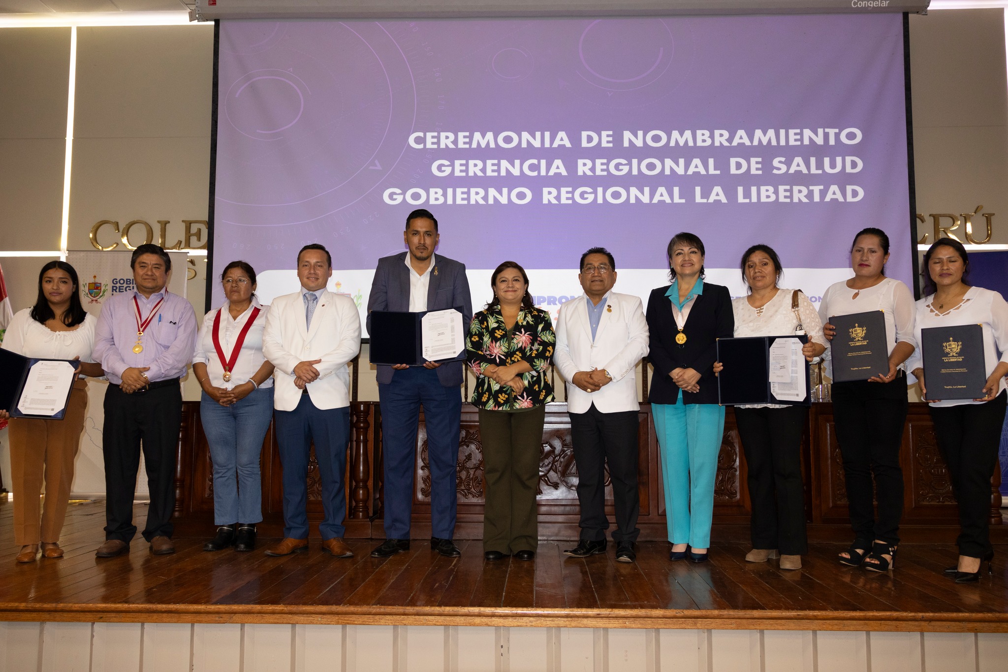 Ceremonia de entrega de resoluciones de nombramiento al personal de salud de la región La Libertad