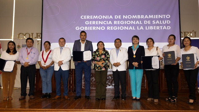 Ceremonia de entrega de resoluciones de nombramiento al personal de salud de la región La Libertad