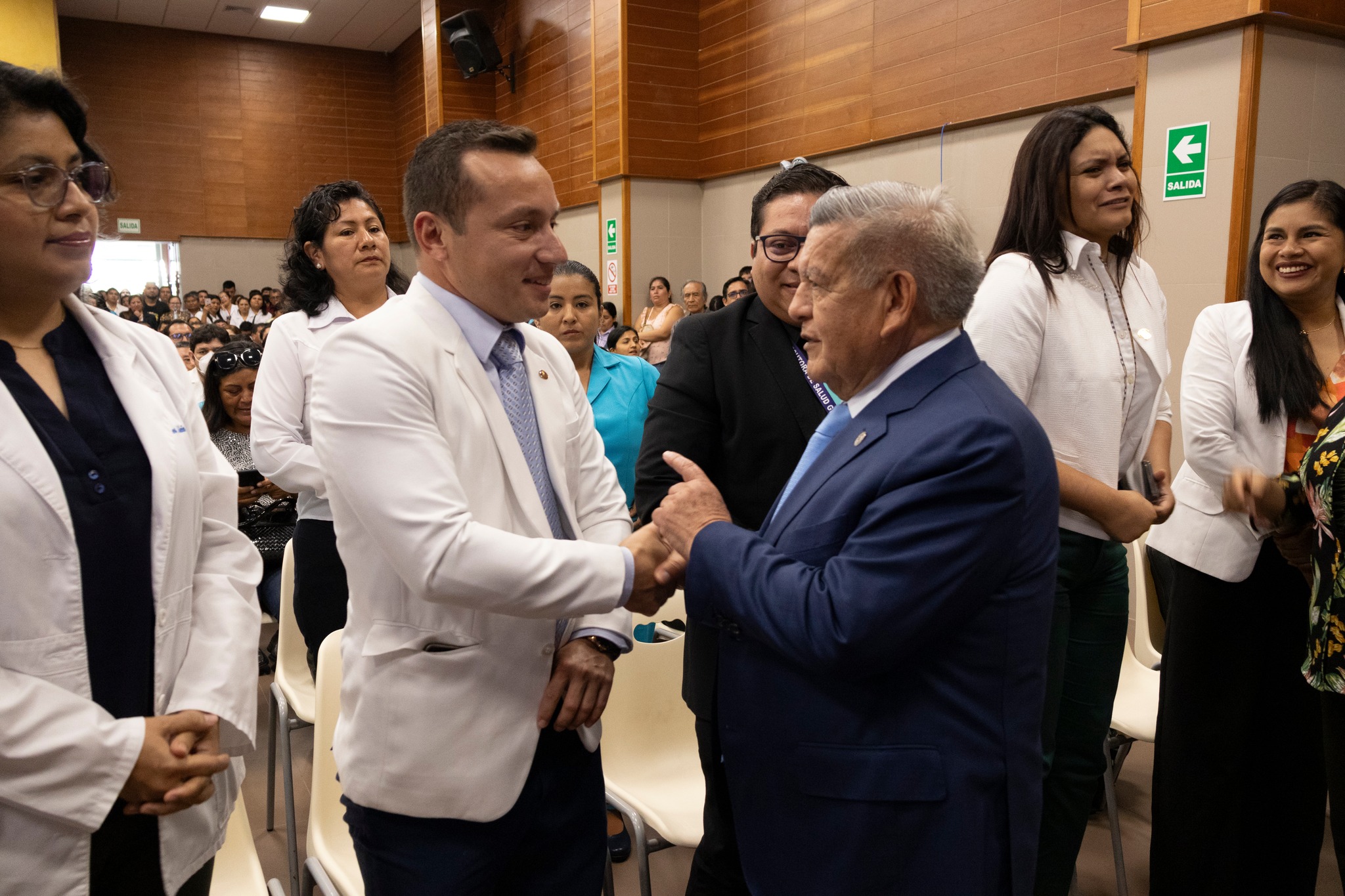 Ceremonia de entrega de resoluciones de nombramiento al personal de salud de la región La Libertad