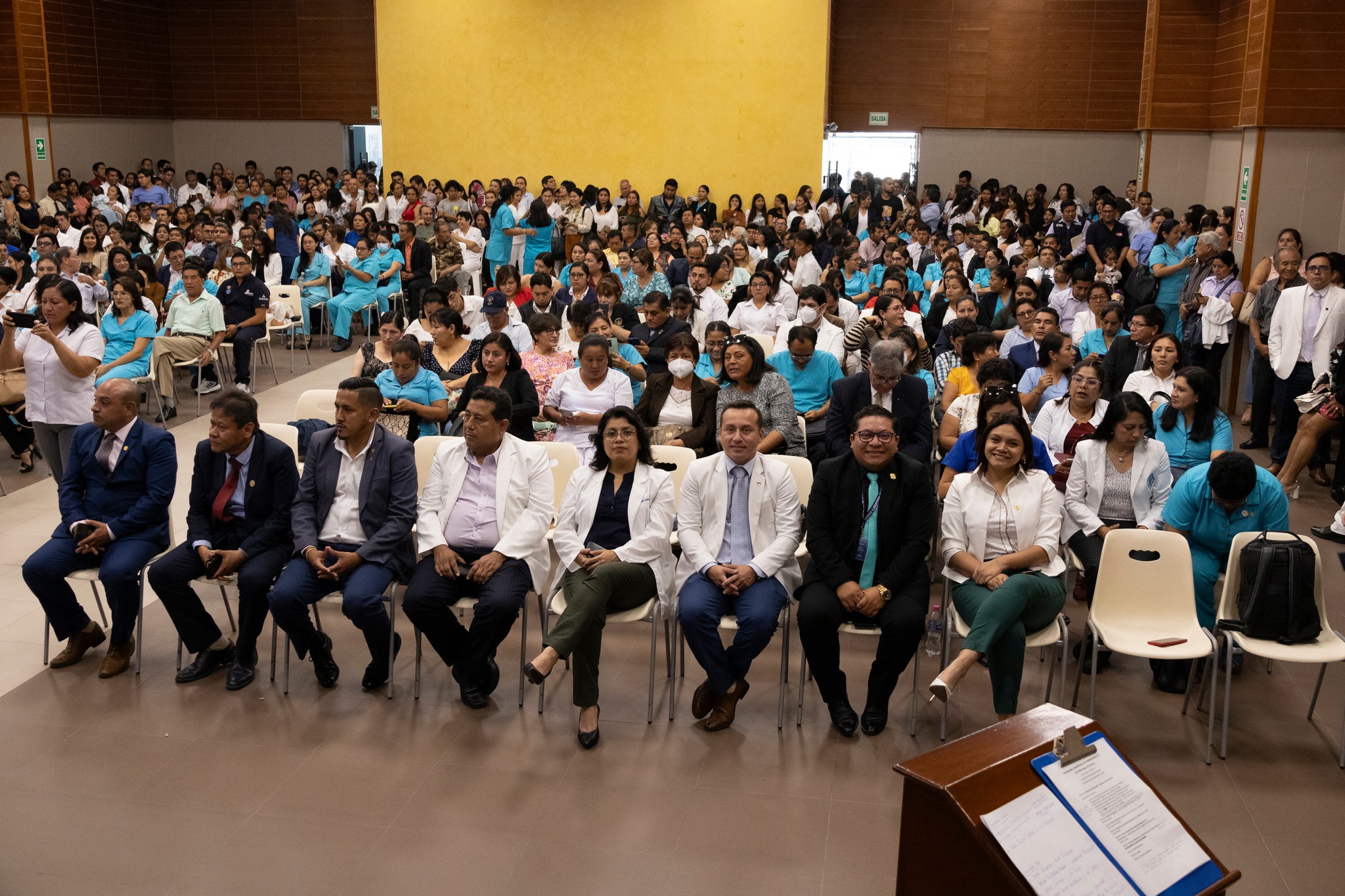 Ceremonia de entrega de resoluciones de nombramiento al personal de salud de la región La Libertad