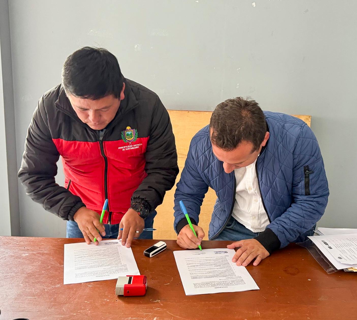 Firma del convenio entre la municipalidad distrital de Sartinbamba y la Red de Salud Sánchez Carrión.