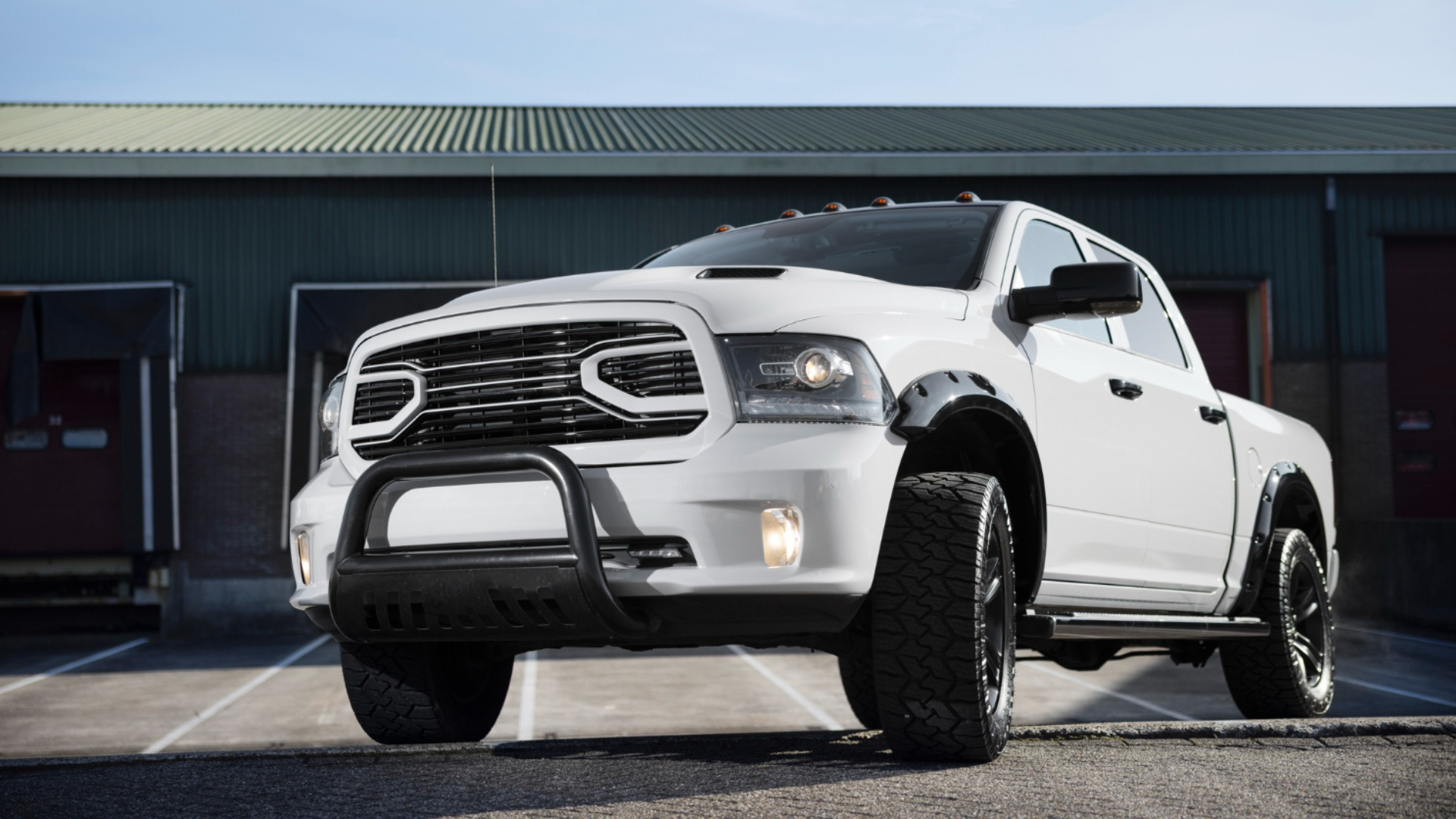 Foto frontal de una camioneta pickup blanca