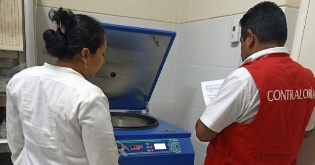 La Contraloría General reveló que funcionarios del Hospital de Apoyo II-1 “Nuestra Señora de las Mercedes” de Paita declararon desierta, de forma irregular, la compra por procedimiento de selección de una centrífuga refrigerada de pie para bolsas con el objetivo de adquirirla directamente. Este hecho ocurrió en el marco de la emergencia sanitaria por COVID19 y no se sustentó la necesidad inmediata y procedencia.
