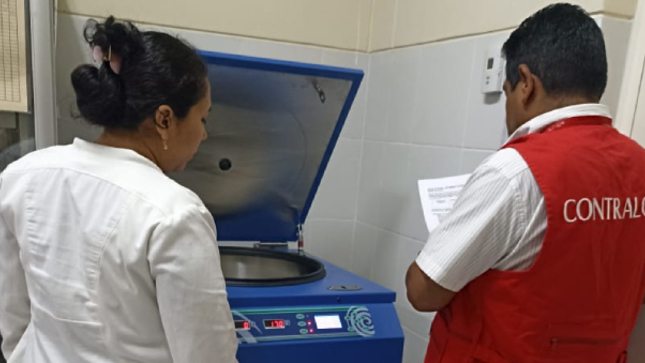 La Contraloría General reveló que funcionarios del Hospital de Apoyo II-1 “Nuestra Señora de las Mercedes” de Paita declararon desierta, de forma irregular, la compra por procedimiento de selección de una centrífuga refrigerada de pie para bolsas con el objetivo de adquirirla directamente. Este hecho ocurrió en el marco de la emergencia sanitaria por COVID19 y no se sustentó la necesidad inmediata y procedencia. 