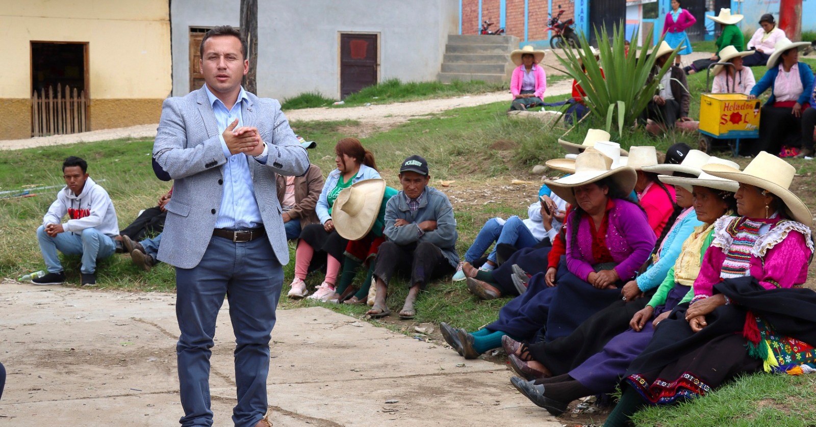 El director ejecutivo de la Red de Salud Sánchez Carrión, MC Andy Sagástegui Sánchez y alcalde provincial Santos Ruiz Guerra en una visita crucial a esta comunidad rural de Carabamba.