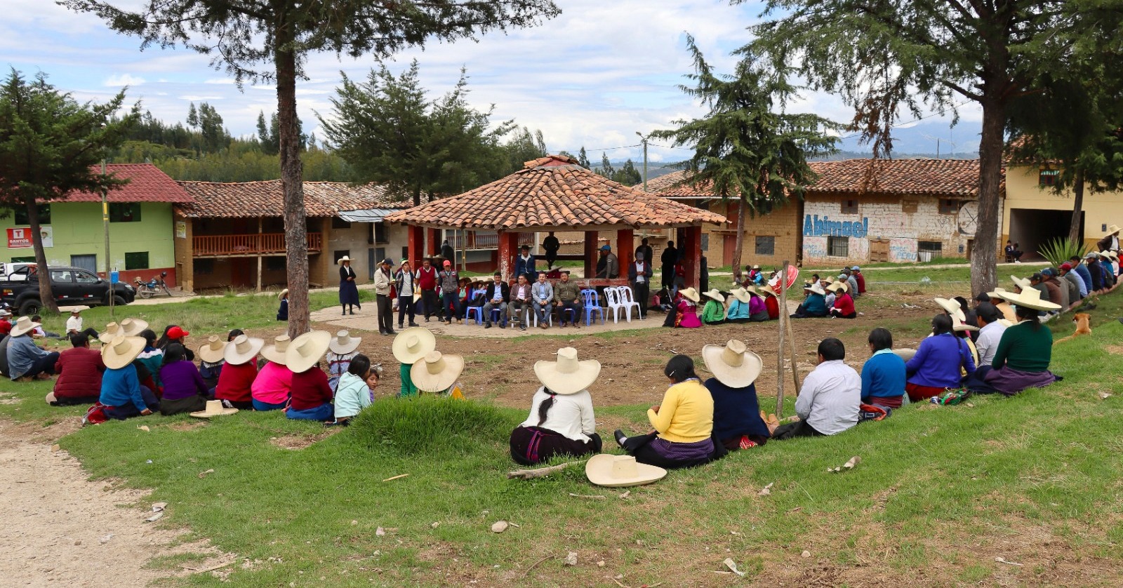 El director ejecutivo de la Red de Salud Sánchez Carrión, MC Andy Sagástegui Sánchez y alcalde provincial Santos Ruiz Guerra en una visita crucial a esta comunidad rural de Carabamba.