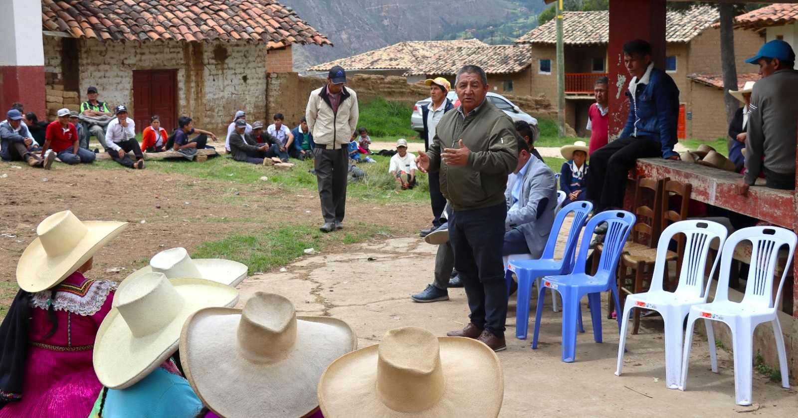 El director ejecutivo de la Red de Salud Sánchez Carrión, MC Andy Sagástegui Sánchez y alcalde provincial Santos Ruiz Guerra en una visita crucial a esta comunidad rural de Carabamba.
