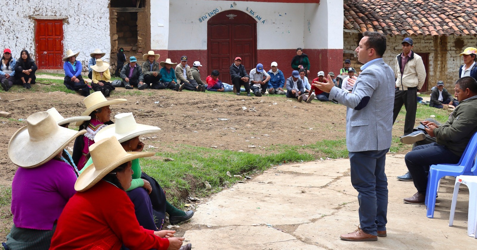 El director ejecutivo de la Red de Salud Sánchez Carrión, MC Andy Sagástegui Sánchez y alcalde provincial Santos Ruiz Guerra en una visita crucial a esta comunidad rural de Carabamba.