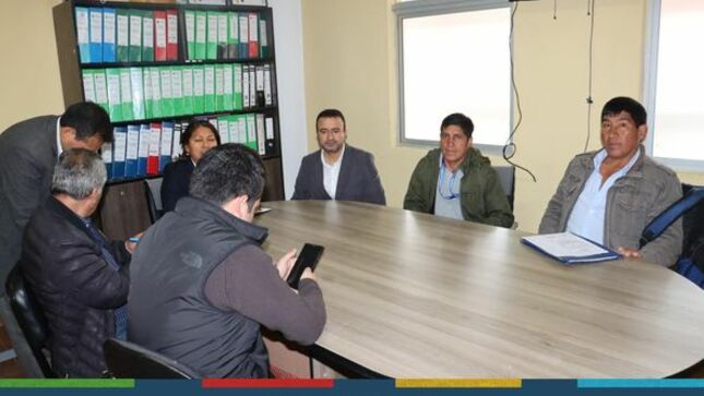 📌Como parte de la política de la actual gestión municipal, liderada por el alcalde Joaquin Ramírez, de generar espacios de diálogo con diferentes actores sociales, la gerencia de Transporte y Seguridad Vial de la Municipalidad de Cajamarca en coordinación con el regidor Jorge Rojas Alcalde  integrante de la comisión de transportes del Concejo Provincial, se reunió con pobladores del centro poblado “El Cumbe”, con el propósito de conocer su problemática en el servicio de transporte, así como llegar acuerdos que generen mayor seguridad y servicio de calidad a los ciudadanos.
✅En ese sentido, el alcalde del centro poblado El Cumbe, Celestino Flores, agradeció la predisposición de los funcionarios de la comuna local por atender sus necesidades, puesto que existen algunas empresas que no cumplen con su recorrido, generando malestar en la población.