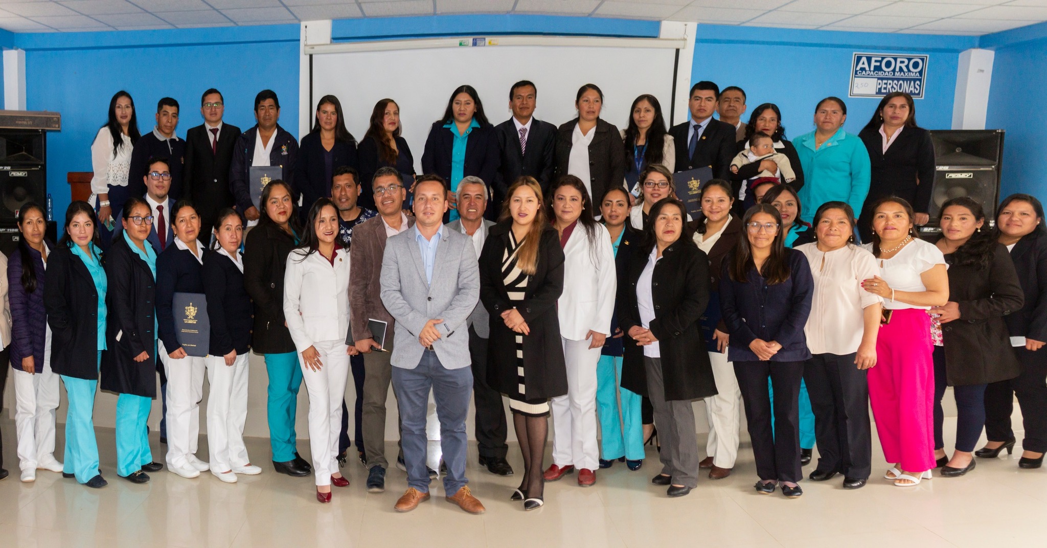 Imagen de los discursos y entrega de las resoluciones al personal de salud.
