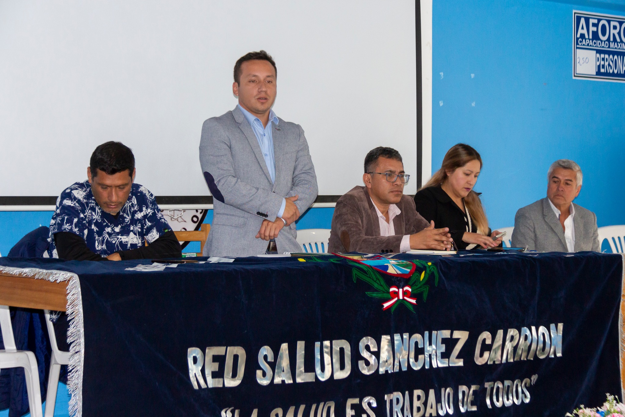 Imagen de los discursos y entrega de las resoluciones al personal de salud.