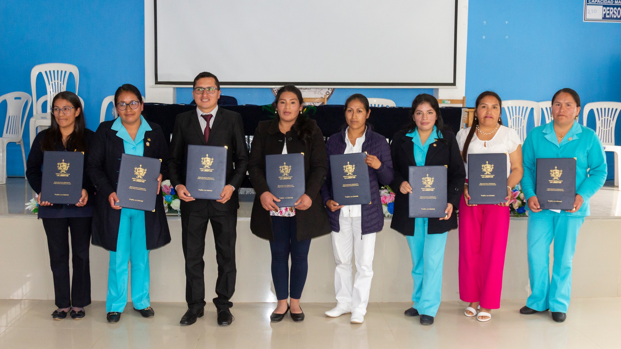 Imagen de los discursos y entrega de las resoluciones al personal de salud.