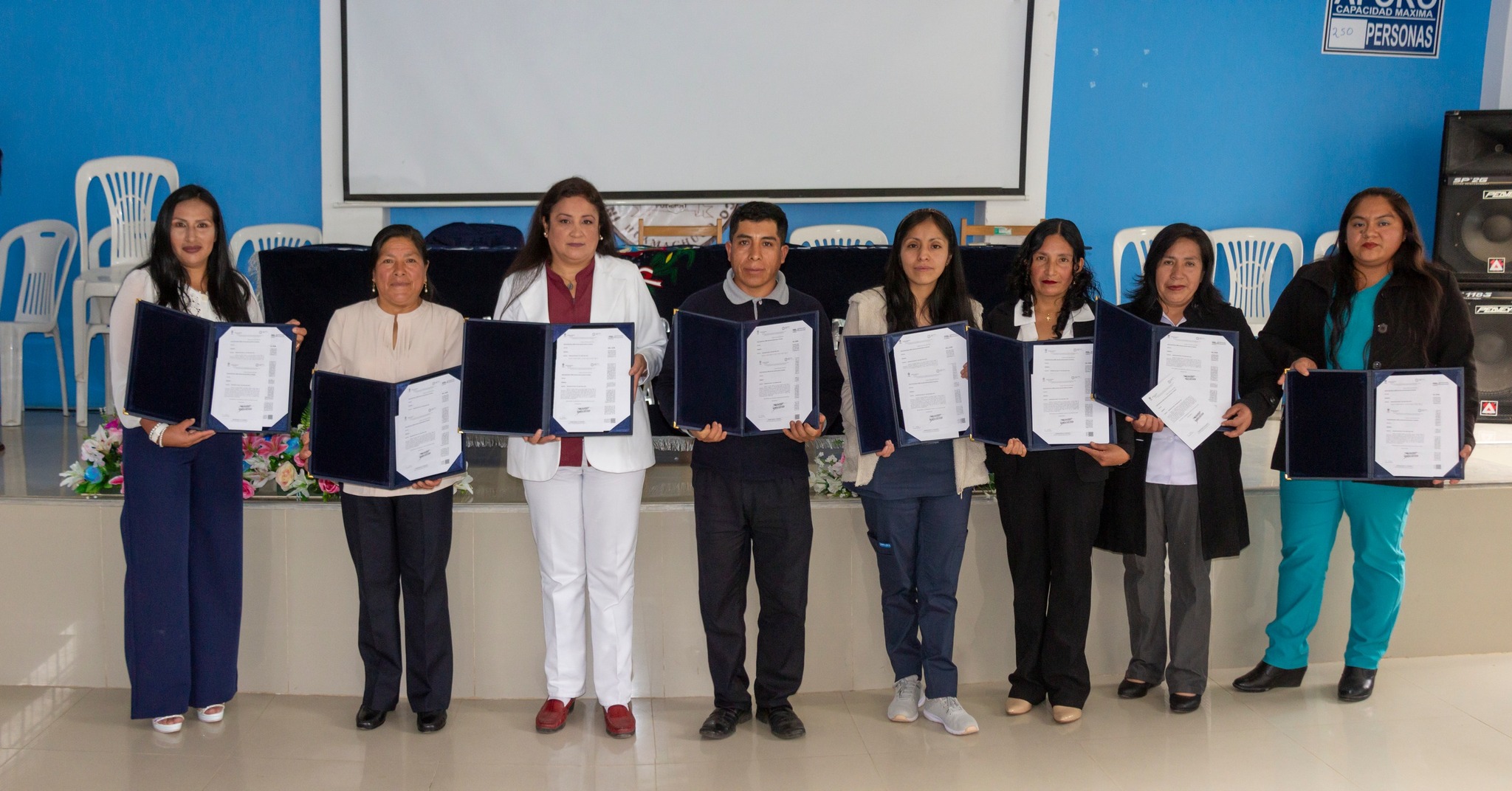 Imagen de los discursos y entrega de las resoluciones al personal de salud.