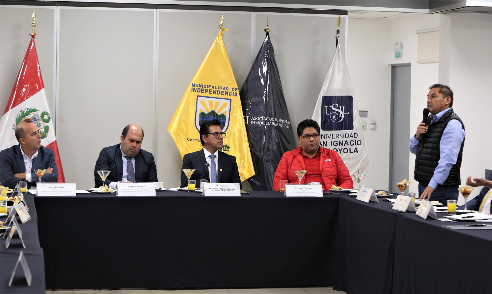 Alcalde y funcionarios del Ministerio de Vivienda 