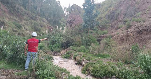La Contraloría General de la República advirtió la falta de mantenimiento y limpieza de sedimentos y/o material de arrastre, así como de vegetación en el cauce del río Saphy, situación que podría generar desbordes del río e inundaciones y poner en riesgo a la población de la zona, además de registrarse pérdidas materiales.
