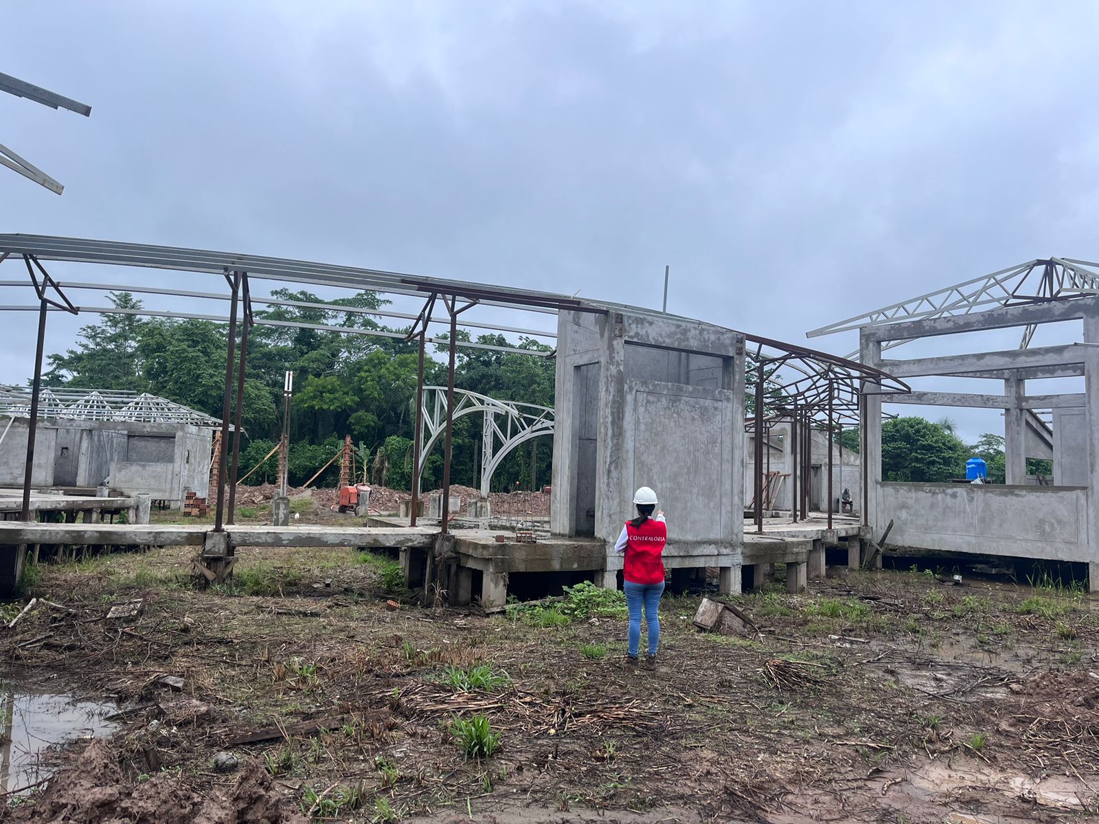 La Contraloría detectó que la obra de recuperación del local escolar N° 62351 en el caserío de Nueva Unión en el distrito de Yurimaguas, provincia de Alto Amazonas, región Loreto se ejecutó sin el personal profesional adecuado y sin cumplir los plazos indicados en el calendario de avance de obra.