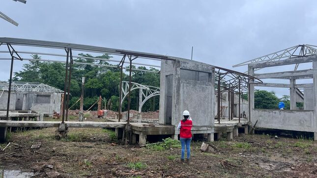 La Contraloría detectó que la obra de recuperación del local escolar N° 62351 en el caserío de Nueva Unión en el distrito de Yurimaguas, provincia de Alto Amazonas, región Loreto se ejecutó sin el personal profesional adecuado y sin cumplir los plazos indicados en el calendario de avance de obra.