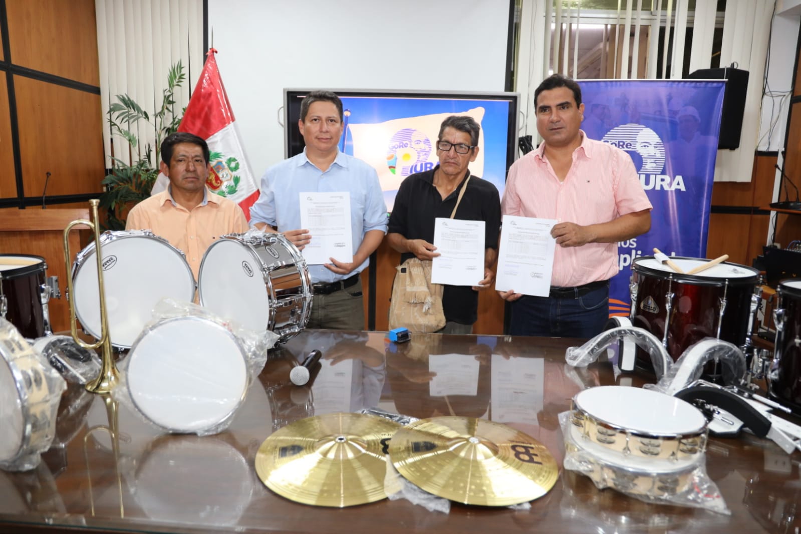 Gobernador Luis Neyra entrega banda de paz a colegio de Oxahuay