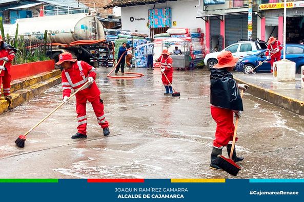 📌En una iniciativa liderada por la gerencia de Desarrollo Ambiental de la Municipalidad Provincial de Cajamarca, a través de la subgerencia de Gestión Integral de Residuos Sólidos, se llevó a cabo esta mañana una jornada integral de baldeo y desinfección en la plataforma del sector La Merced, específicamente en Jr. Sabogal y Jr. Apurímac. Esta acción se realizó en estrecha colaboración con los comerciantes de la zona, con el firme propósito de mantener un entorno limpio y saludable para la comunidad.
✅El objetivo primordial de esta actividad es preservar un entorno limpio y ofrecer condiciones de atención saludable a la población que frecuenta esta zona comercial. La Municipalidad de Cajamarca reafirma su compromiso con la salud pública al trabajar de manera coordinada con los comerciantes del barrio La Merced.