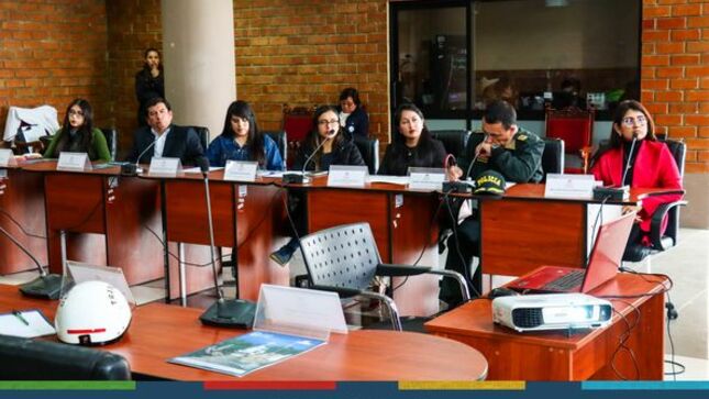 📌El alcalde Joaquin Ramirez, presidente del COPROSEC, con el quorum reglamentario, desarrolló la Primera Sesión Ordinaria del Comité Provincial de Seguridad Ciudadana, conformado por los representantes de la diferentes entidades públicas encargadas de garantizar la seguridad de la población cajamarquina.
👉En la reunión los participantes realizaron diferentes pedidos para tomar acciones de manera inmediata en el marco de las celebraciones por el Carnaval Inolvidable 2024. En ese mismo sentido, se tendrá una próxima reunión extraordinaria (lunes 15 de enero) para tener los planes de acción frente a diferentes temas de seguridad, control y orden para todas las festividades en diferentes puntos de la ciudad. 