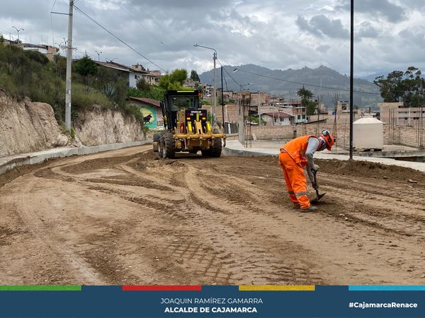 📌Sigue avanzando la pavimentación de la avenida Miguel de Cervantes desde la cuadra 12 hasta la 29 en los sectores de San Vicente y el Estanco, permitiendo mejorar la calidad de vida de nuestros vecinos y el acceso y salida del transporte de turistas.
👉Esta obra tiene una inversión aproximada de 5 millones de soles. 