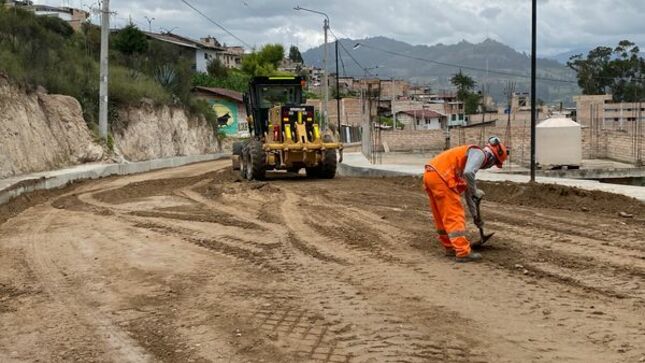 📌Sigue avanzando la pavimentación de la avenida Miguel de Cervantes desde la cuadra 12 hasta la 29 en los sectores de San Vicente y el Estanco, permitiendo mejorar la calidad de vida de nuestros vecinos y el acceso y salida del transporte de turistas.
👉Esta obra tiene una inversión aproximada de 5 millones de soles. 