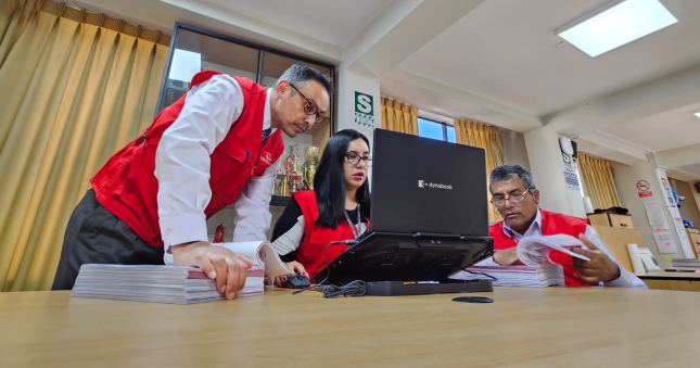 La Contraloría General detectó que funcionarios y servidores de la Municipalidad Distrital de Circa no consideraron los requisitos de capacidad técnica y profesionales establecidos en las fichas de homologación para la elaboración de expediente técnico de proyecto de saneamiento rural y alcantarillado, conforme lo establecido en la normativa vigente, lo cual afectó la transparencia y legalidad de la contratación.
