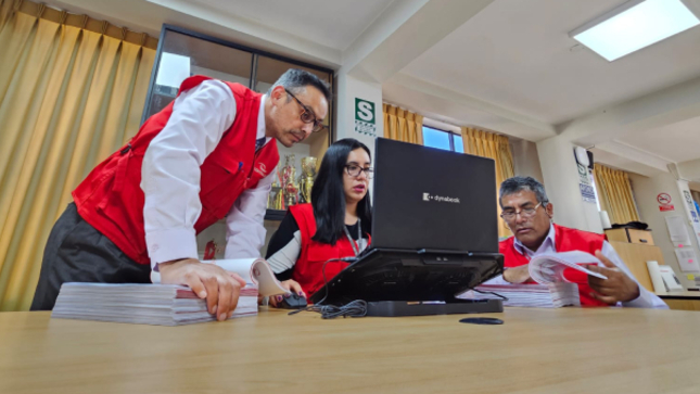 La Contraloría General detectó que funcionarios y servidores de la Municipalidad Distrital de Circa no consideraron los requisitos de capacidad técnica y profesionales establecidos en las fichas de homologación para la elaboración de expediente técnico de proyecto de saneamiento rural y alcantarillado, conforme lo establecido en la normativa vigente, lo cual afectó la transparencia y legalidad de la contratación.