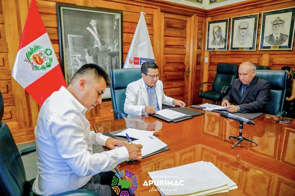 Gobernador regional de Apurímac firma convenio con PRONIS para la ejecución del hospital de Abancay por la modalidad de gobierno a gobierno