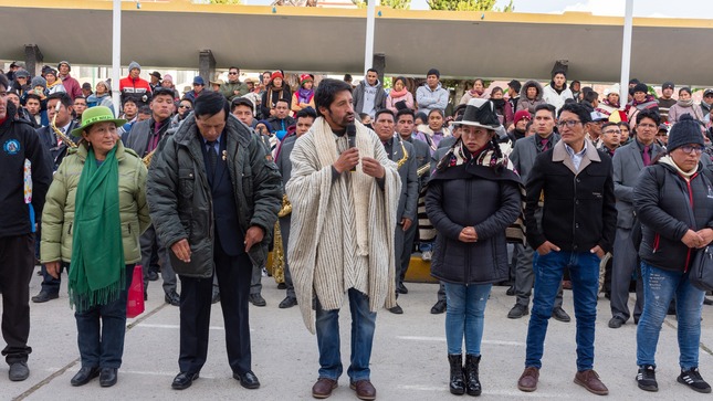 En la imagen, los líderes de la Municipalidad Provincial de Junín destacan con actitud comprometida durante la festividad en honor a la Virgen de la Misericordia. Rodeados por un equipo logístico eficiente, transmiten seriedad y dedicación, evidenciando una coordinación precisa para el éxito del evento.