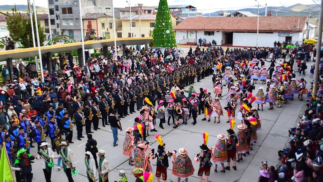 La foto capta la alegre festividad del "Día de los Solteros y Solteras en Junín". Con disfraces coloridos, danza "Chonguinada" y la Virgen de la Misericordia en procesión, la comunidad celebra con música y alegría en la Plaza de Toros.