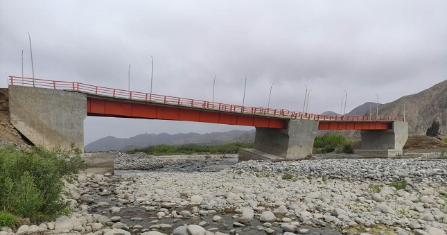 La Contraloría General identificó que el puente Concón, importante vía de conexión sobre el río Cañete, se encuentra actualmente inutilizable y a punto de colapsar pese a haber sido culminada recién hace dos años. Esta situación se presenta como consecuencia de irregularidades en la elaboración del expediente técnico, el no cobro de penalidades y la construcción de la infraestructura que han generado un perjuicio de S/ 5 525 525 respectivamente.
