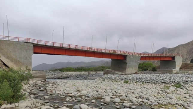 La Contraloría General identificó que el puente Concón, importante vía de conexión sobre el río Cañete, se encuentra actualmente inutilizable y a punto de colapsar pese a haber sido culminada recién hace dos años. Esta situación se presenta como consecuencia de irregularidades en la elaboración del expediente técnico, el no cobro de penalidades y la construcción de la infraestructura que han generado un perjuicio de S/ 5 525 525 respectivamente.