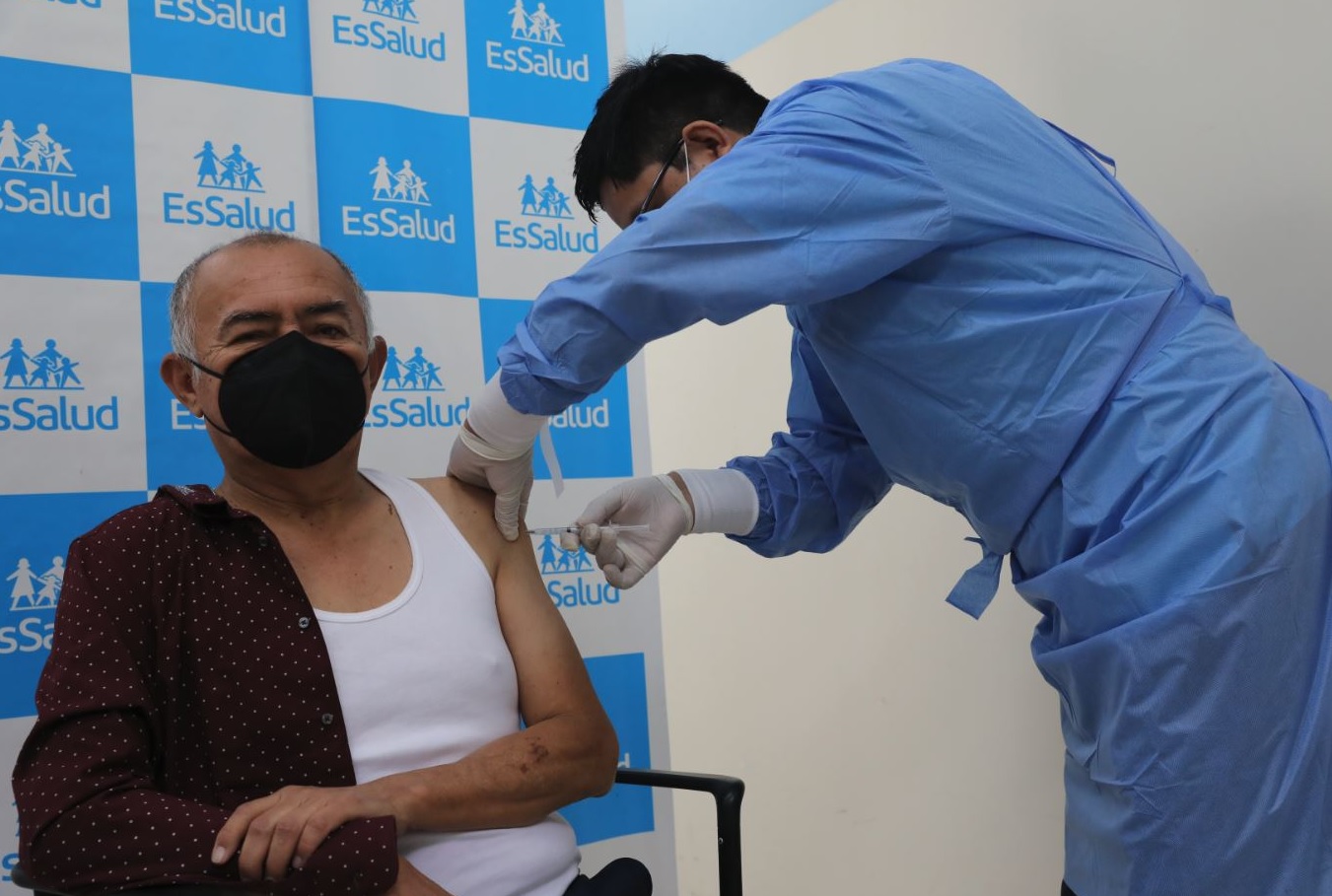 EsSalud La Libertad promueve vacunación contra el Covid-19, influenza y neumococo en Tayabamba