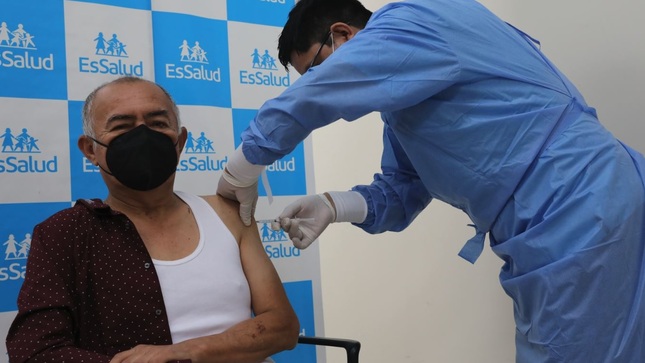 EsSalud La Libertad promueve vacunación contra el Covid-19, influenza y neumococo en Tayabamba