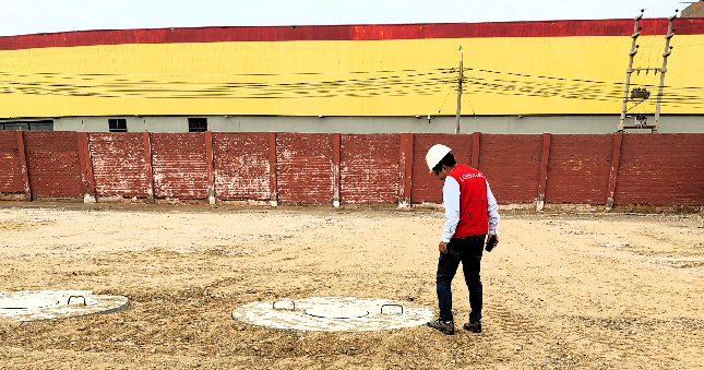 La Contraloría General alertó sobre posibles riesgos en la protección a la población vulnerable ubicada en el cruce de las avenidas (Av.) Soberanía y Elvira García (complejo deportivo “La Videnita”), del pueblo joven 09 de Octubre, provincia de Chiclayo. Ello debido a la reducción del número de buzones del Sistema Alternativo para la Recolección y Evacuación de Aguas de lluvia en zonas urbanas (SARE), una iniciativa priorizada por el Ministerio de Vivienda, Construcción y Saneamiento (MVCS), en el marco del Decreto de Urgencia (D.U.) N° 028-2023.