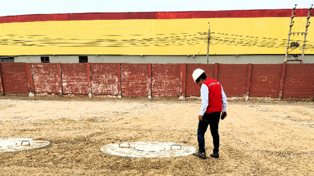 La Contraloría General alertó sobre posibles riesgos en la protección a la población vulnerable ubicada en el cruce de las avenidas (Av.) Soberanía y Elvira García (complejo deportivo “La Videnita”), del pueblo joven 09 de Octubre, provincia de Chiclayo. Ello debido a la reducción del número de buzones del Sistema Alternativo para la Recolección y Evacuación de Aguas de lluvia en zonas urbanas (SARE), una iniciativa priorizada por el Ministerio de Vivienda, Construcción y Saneamiento (MVCS), en el marco del Decreto de Urgencia (D.U.) N° 028-2023.