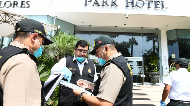Policía verifica que extranjeros cumplan medidas preventivas en hoteles por coronavirus.