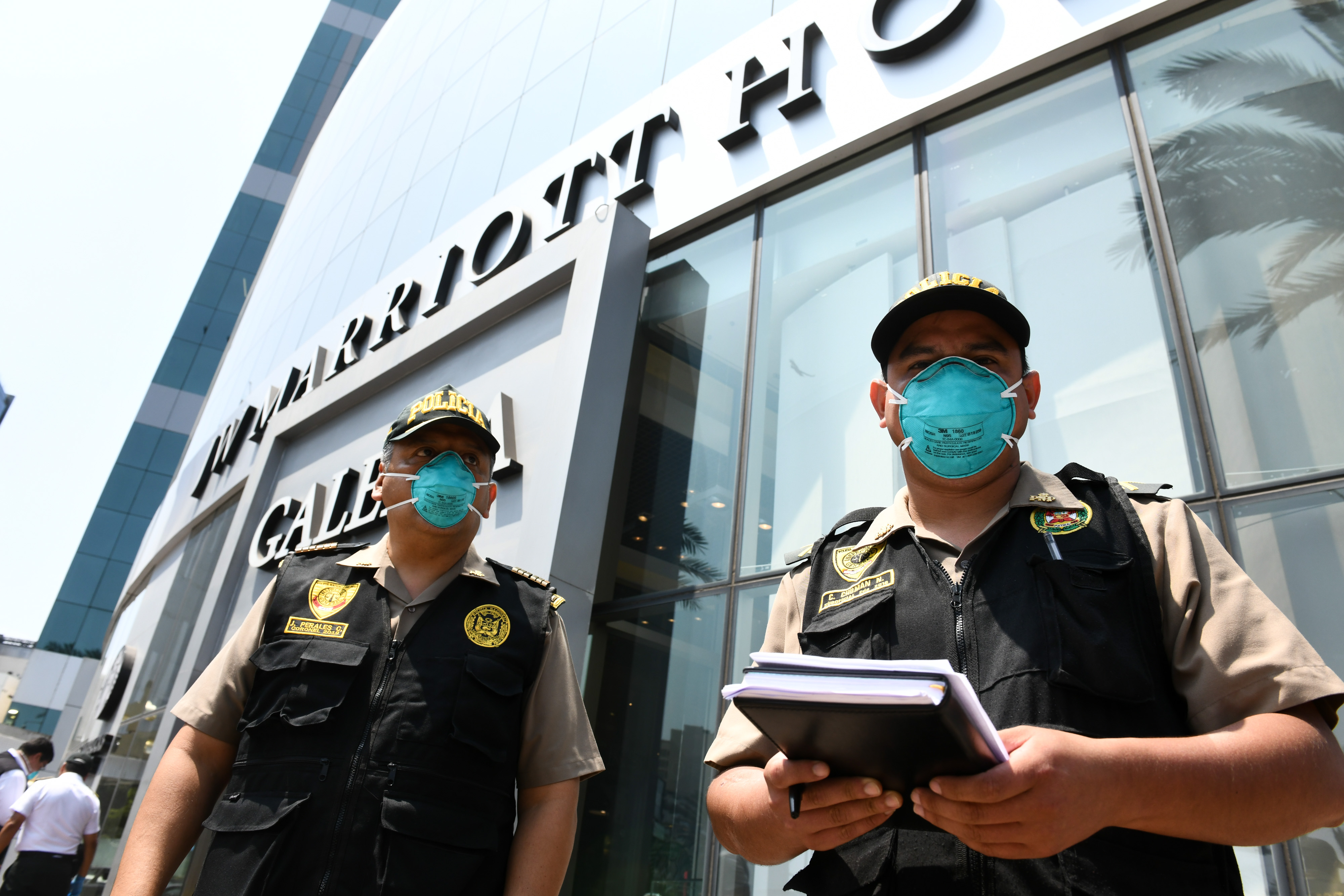 Policía verifica que extranjeros cumplan medidas preventivas en hoteles por coronavirus.