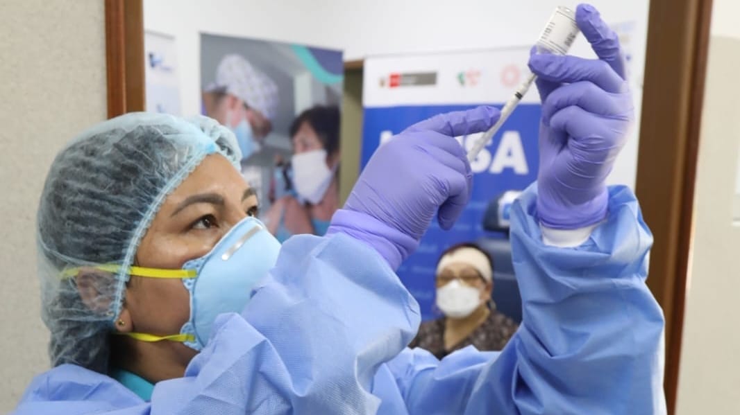 Minsa fortalece vacunación contra la covid-19 a pacientes oncológicos