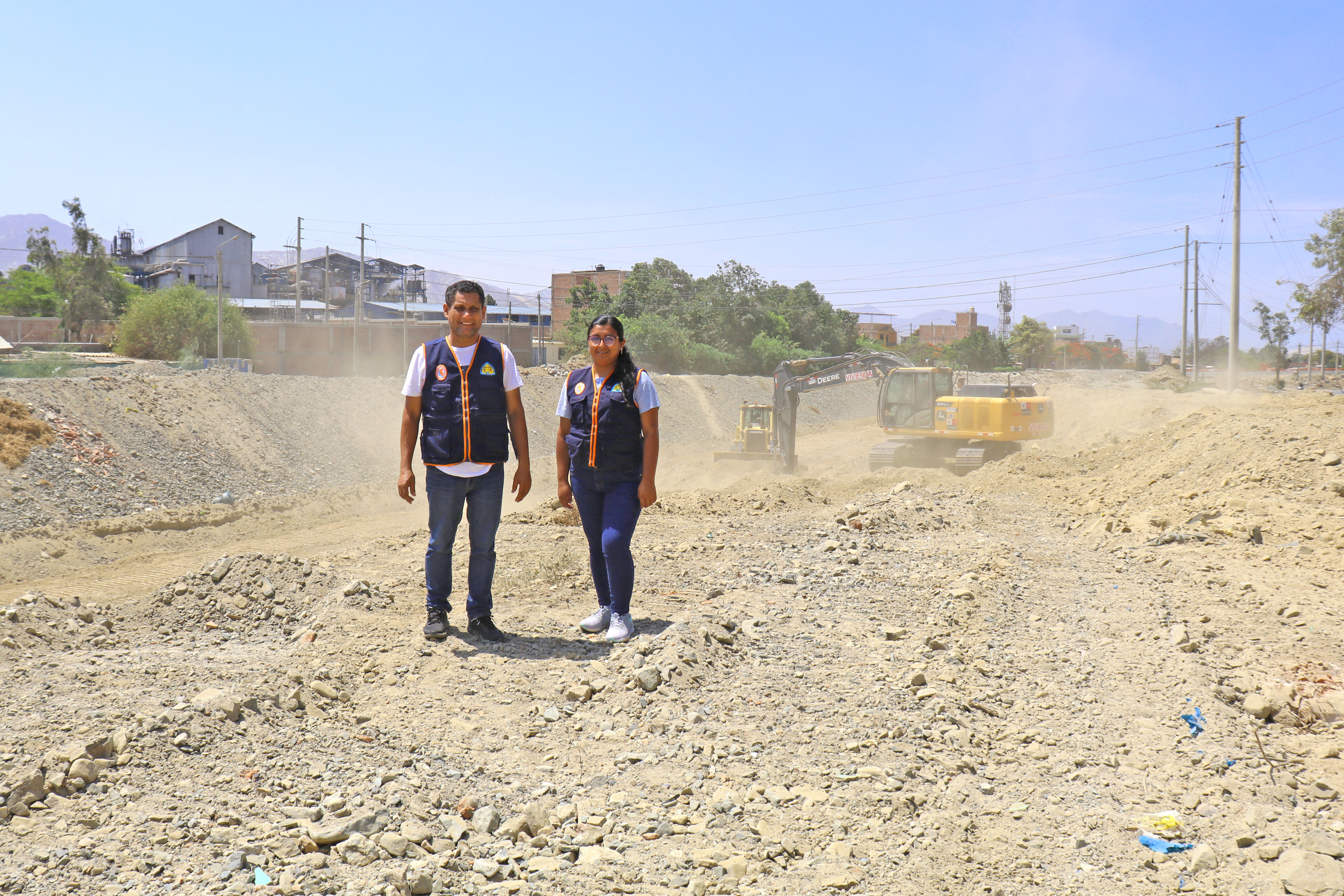 Alcalde y regidora supervisan últimos trabajos en el cauce del río Solivín