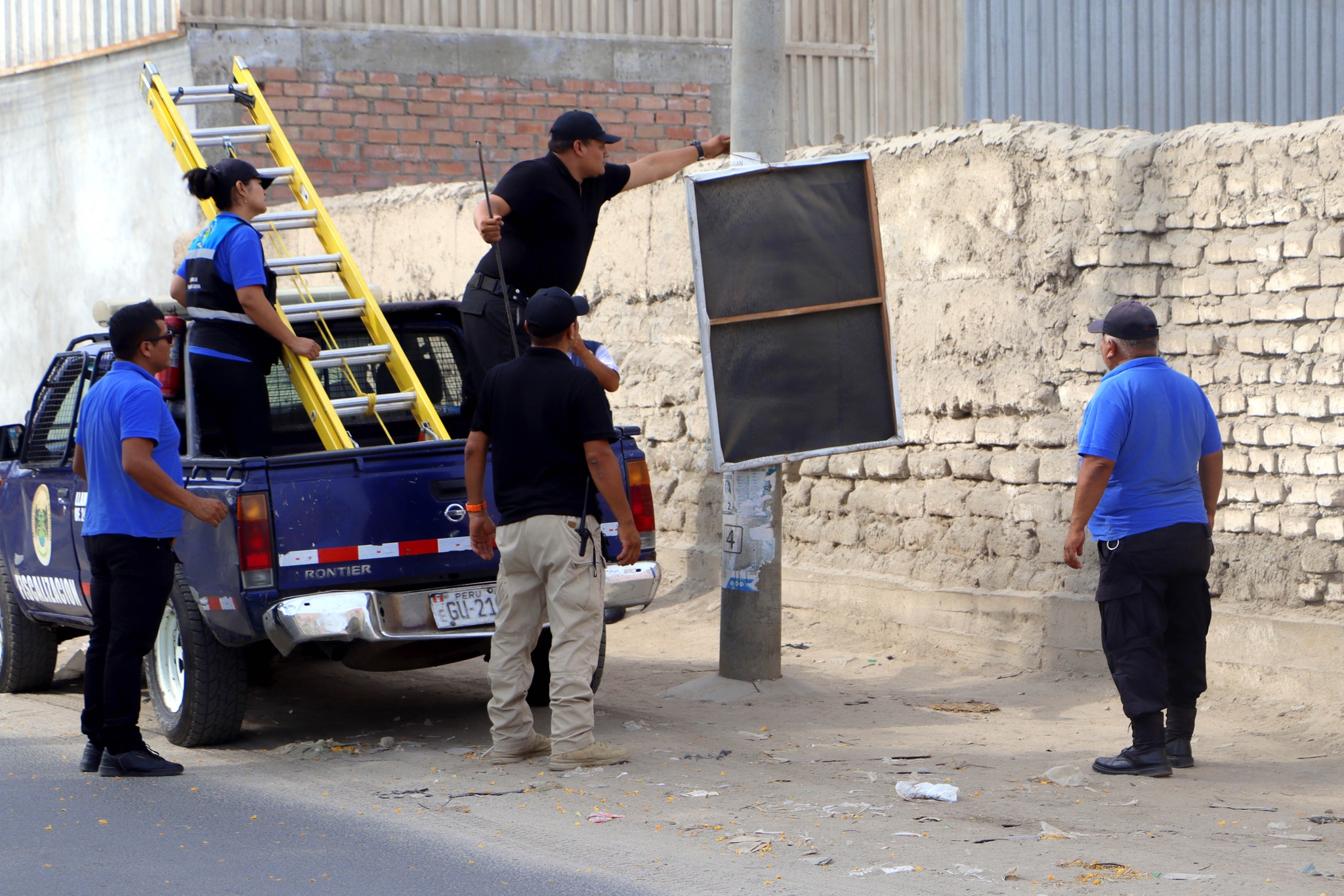 Operativo conjunto retira publicidad que afecta el ornato pΓΊblico en Huaral