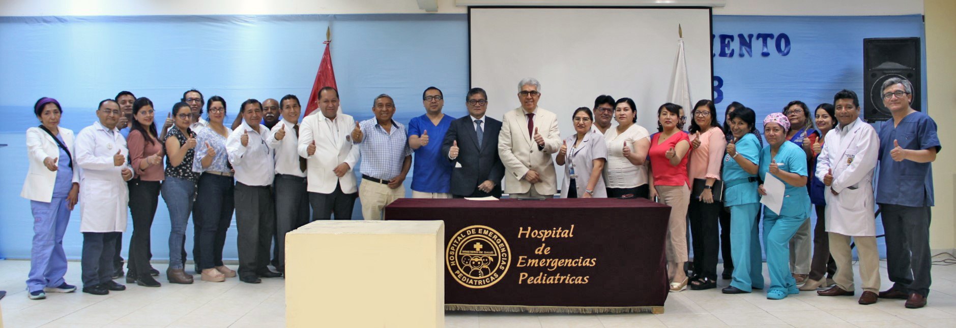  “La salud es un factor que ayuda a que un país sea grande”, enfatizó Jáuregui Miranda en la ceremonia de asunción del cargo que se realizó en el auditorio del HEP y que contó con la participación de representantes del Ministerio de Salud, jefes de los departamentos, servicios y unidades orgánicas, así como servidores de diversas áreas de la institución.