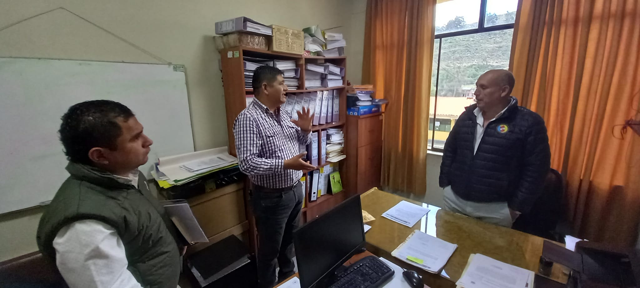 El Alcalde de Macate Fidel Alva Lopez sostuvo reunión de coordinación con el Dr.Carlos Honorio encargado de la  Dirección Medicamentos e Insumos Drogas DMID en la sede de la DIRESA ANCASH.