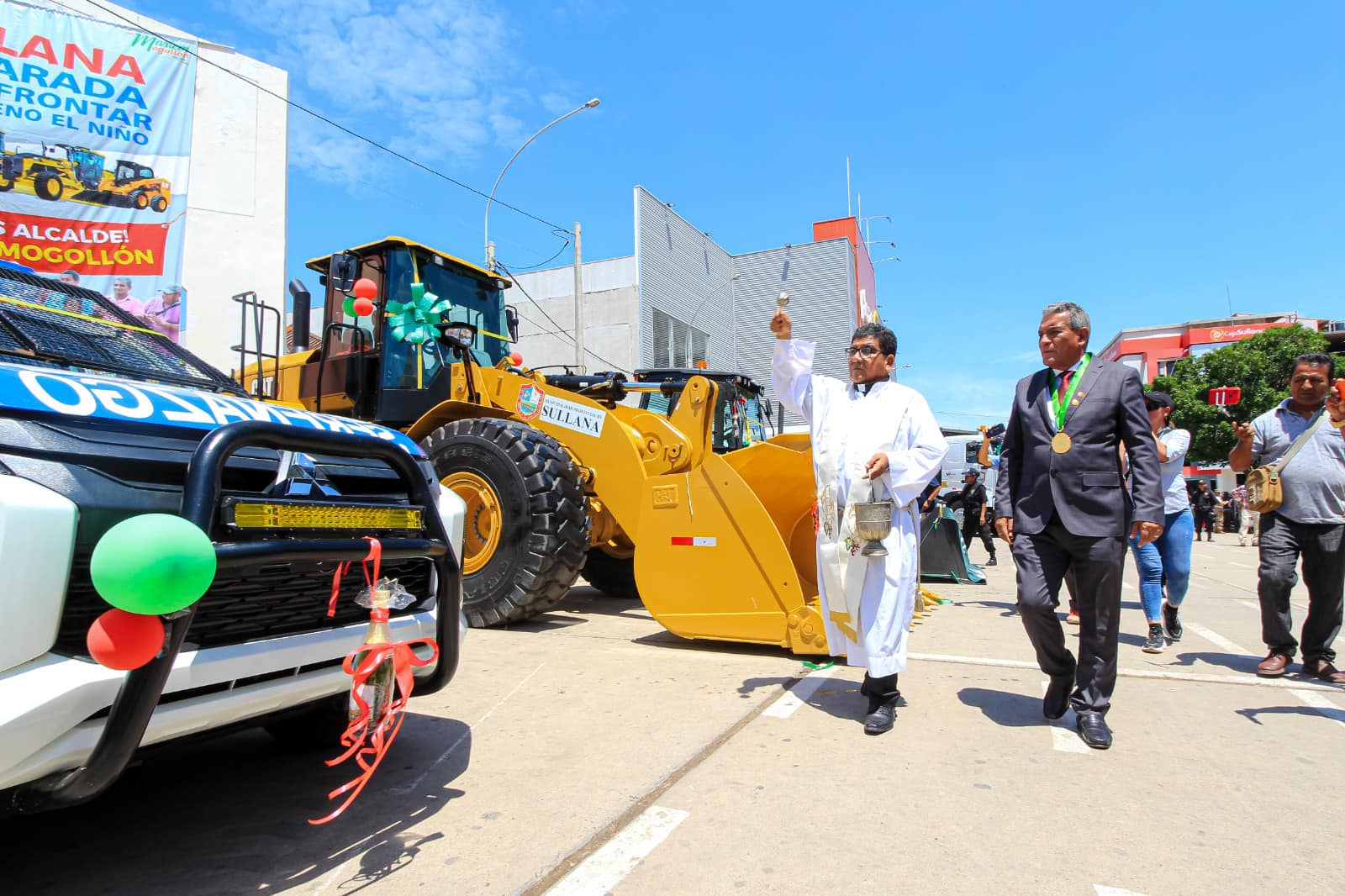 R.P. Roland Vicente Castro Juárez realizó la bendición de la maquinaria