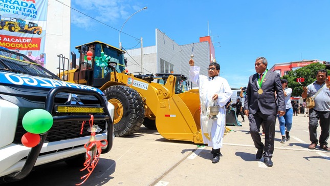 R.P. Roland Vicente Castro Juárez realizó la bendición de la maquinaria