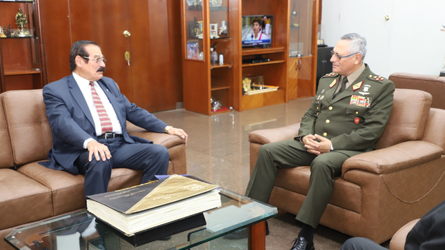 Jefe del CCFFAA, General de Ejército David Ojeda, recibe visita del presidente de la BSFI 