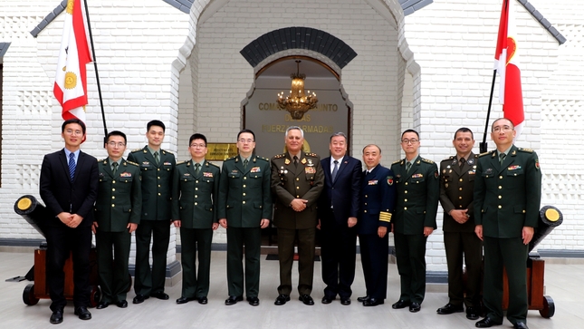 Delegación militar de la República Popular China visitó al Jefe del CCFFAA