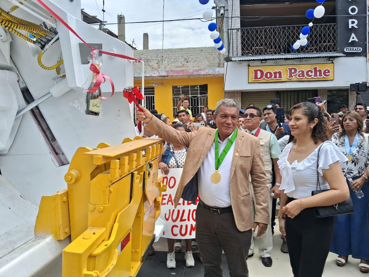 Alcalde Marlem Mogollón participó en bendición y presentación de vehículo de limpieza pública.