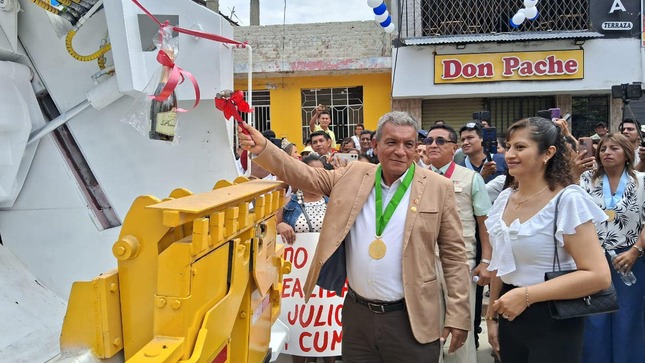 Alcalde Marlem Mogollón participó en bendición y presentación de vehículo de limpieza pública.
